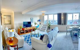 Superb Scarborough Penthouse With Balcony, Lift, Parking, Views